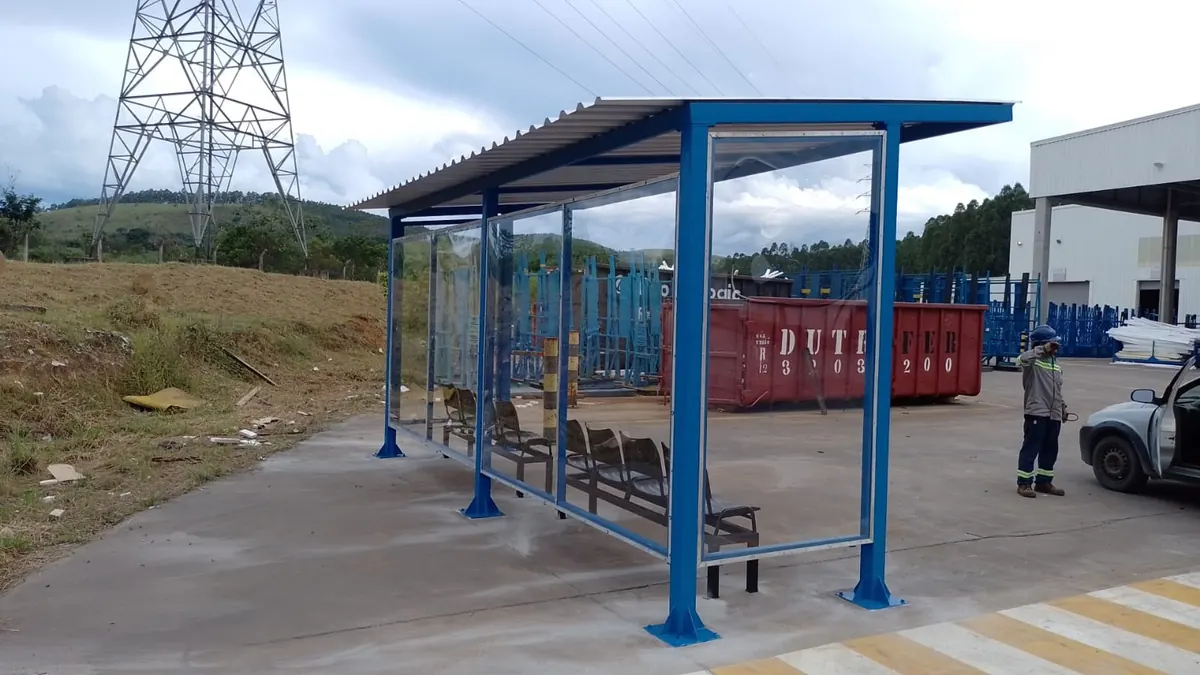 Cobertura metálica montada — trabalho da Politec