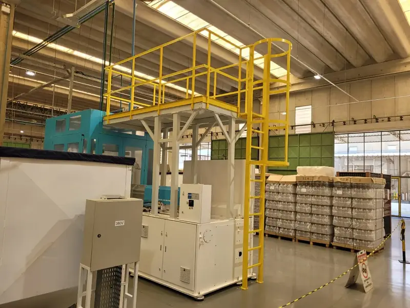 Mezanino e estrutura metálica em ambiente industrial