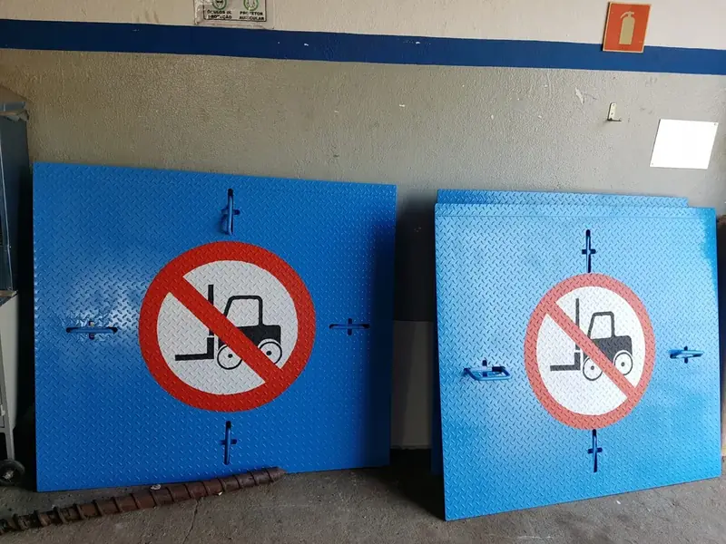 Placas metálicas de sinalização fabricadas pela Politec